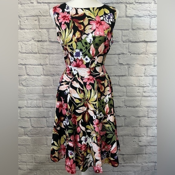 OWIN Floral Botanical Spring Garden Print Swing Dress Size Medium - Picture 2 of 9